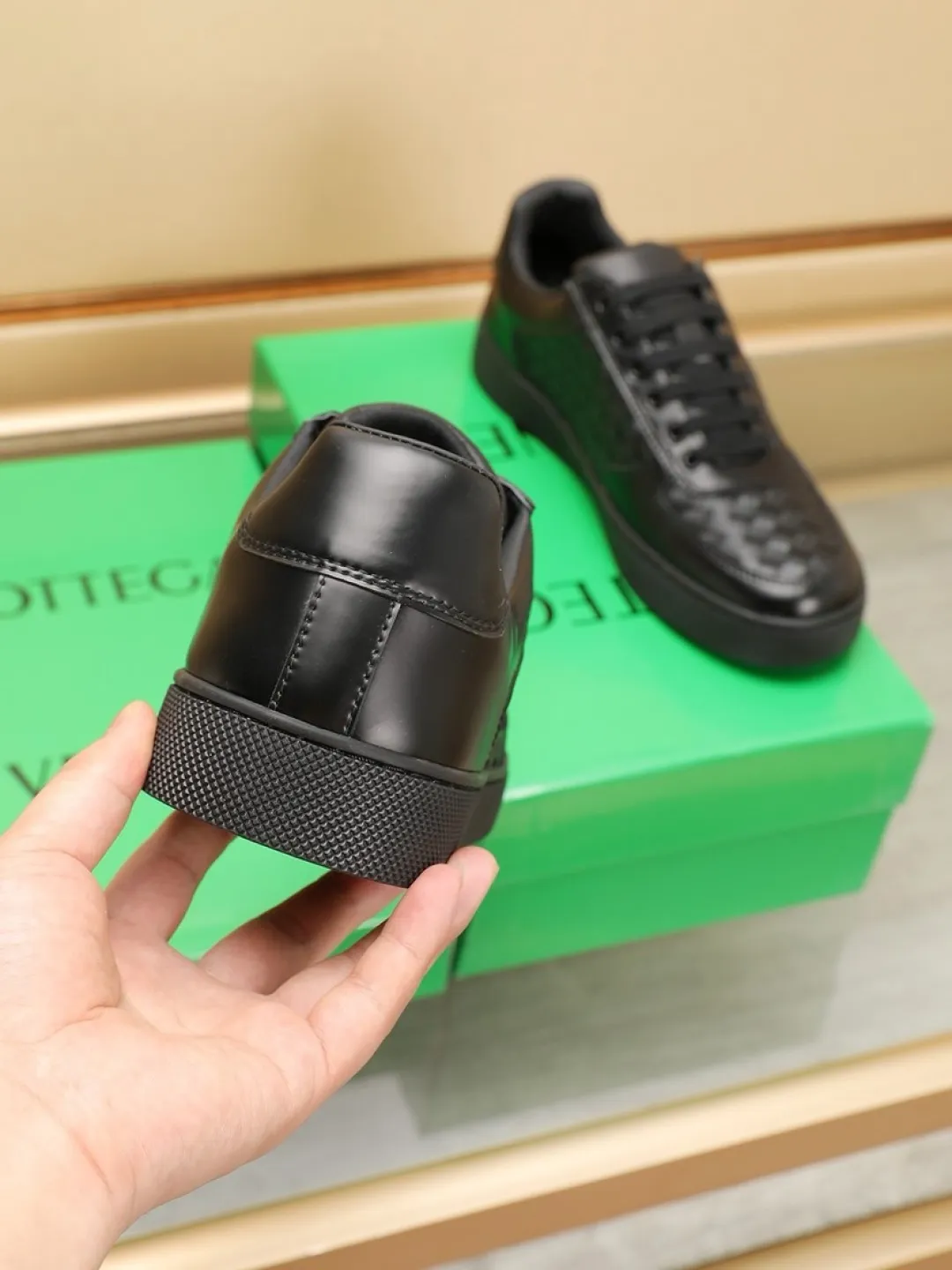 Men's Men's Shoes💰P 500💰【BV】Classic Casual Shoes🔍Winning the world's recognized top brand with details and creativity, the details highlight traditional hand stitching. The upper is made of original first-layer cowhide woven surface, and the cowhide lining is environmentally friendly. ♻️Does not fade. 💪Sole: Rubber original outsole specially provided by the original factory. ⚠Can be entered and exited at will. Welcome to compare. ⚠Number of sizes: 38-45 (customized in 45)
